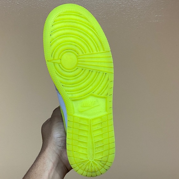 Jordan 1 Mid SE “Platinum Tint Blue Tint University Blue Volt” Size 7 Women’s - Picture 15 of 17